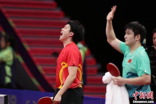 王楚钦获得亚运会乒乓球男单冠军。中新社记者蒋启明摄