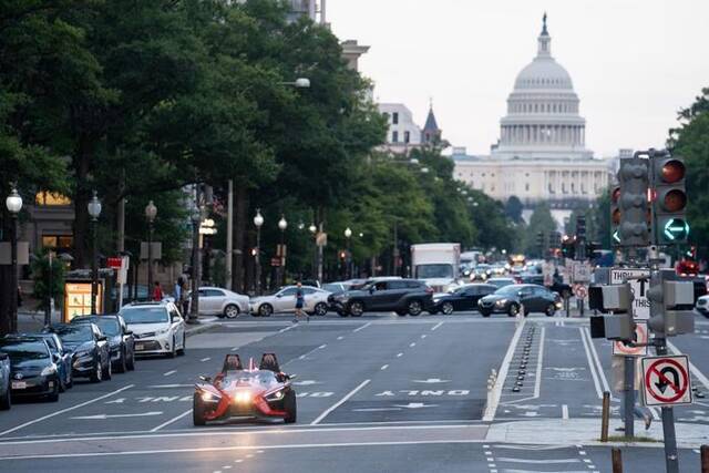 9月13日，车辆从美国首都华盛顿国会附近驶过。新华社记者刘杰摄