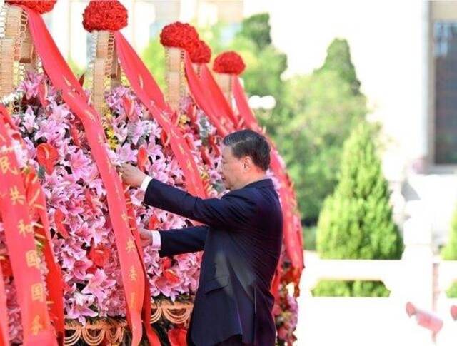 2023年9月30日，习近平等党和国家领导人出席烈士纪念日向人民英雄敬献花篮仪式。这是习近平整理花篮上的缎带。新华社记者殷博古摄