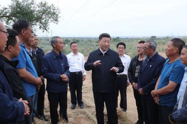 2019年8月21日，习近平总书记在武威市古浪县八步沙林场同“六老汉”代表及林场职工亲切交谈。新华社记者鞠鹏摄