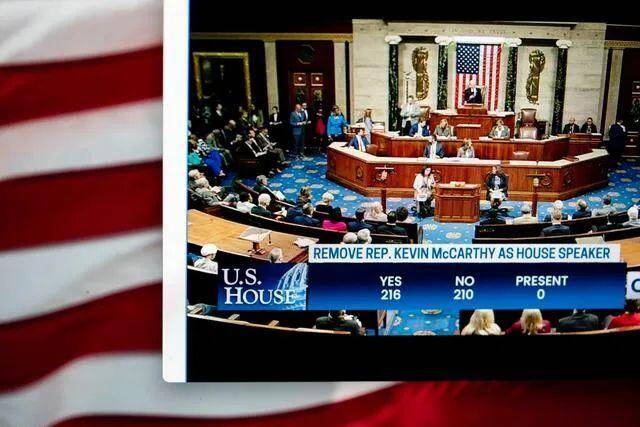 这是10月3日拍摄的美国华盛顿国会众议院投票罢免共和党籍众议长麦卡锡的直播画面图：新华社