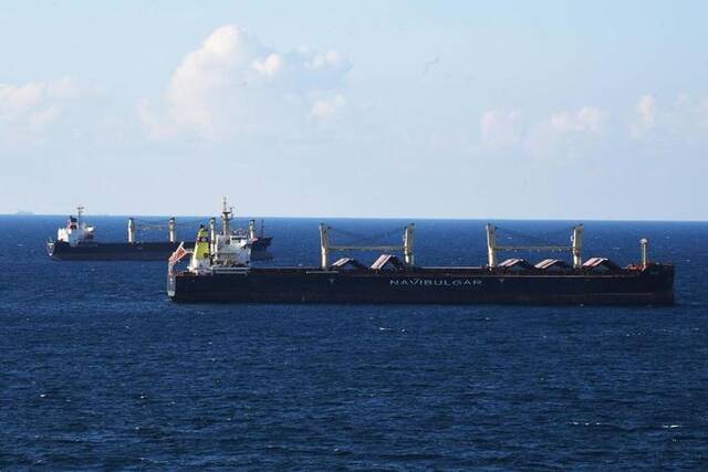 2022年8月6日，从乌克兰出发的第二批运粮船抵达土耳其伊斯坦布尔的博斯普鲁斯海峡黑海入海口附近。新华社记者沙达提摄