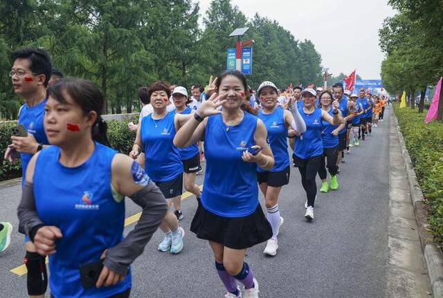 9月28日，跑步爱好者在江苏省泰兴市健康跑活动中。新华社发（顾继红摄）