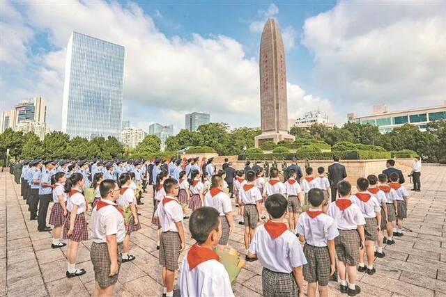 深圳市公祭烈士活动暨向烈士纪念碑敬献花篮仪式举行