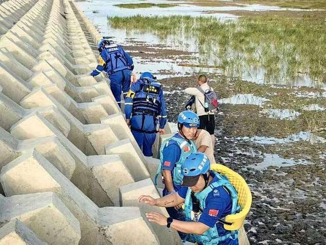 10月7日，上海蓝天救援队正在事发区域搜救。图源：上海蓝天救援队
