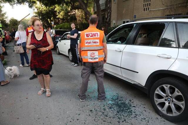 10月7日，以色列特拉维夫，一辆遭火箭弹破坏的车辆。吉德翁·马科维奇摄（新华社/基尼图片社）
