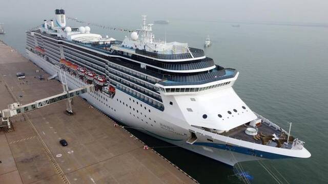 9月27日，爱达邮轮“地中海”号邮轮靠泊在天津国际邮轮母港（无人机照片）。新华社记者赵子硕摄
