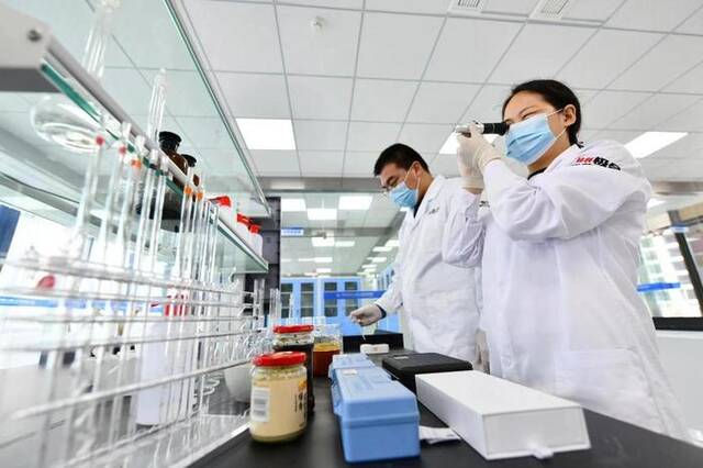 麻辣食品工业数字化研究院中，工作人员正在进行新产品配制试验。（杨圣龙摄）