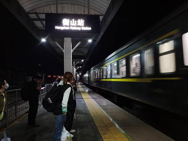 ↑衡山火车站的站台。图据澎湃新闻
