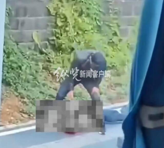 男子正在捶打倒地男子（图片来源/视频截图）