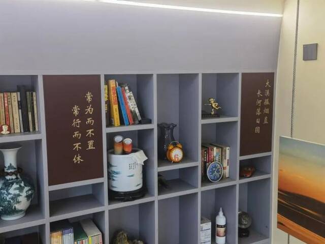 张玉延新家的二层阁楼书架印着两句诗，是他近十年跋涉的感受。新京报记者李照摄