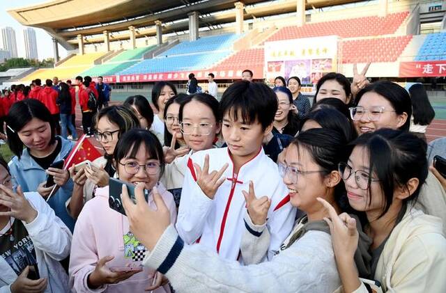 熊诗麒被学生们包围，大家争相与她合影，找她签名。姚洪摄