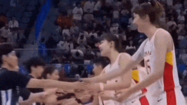 中国队与中国台北队在女篮赛前交换礼物
