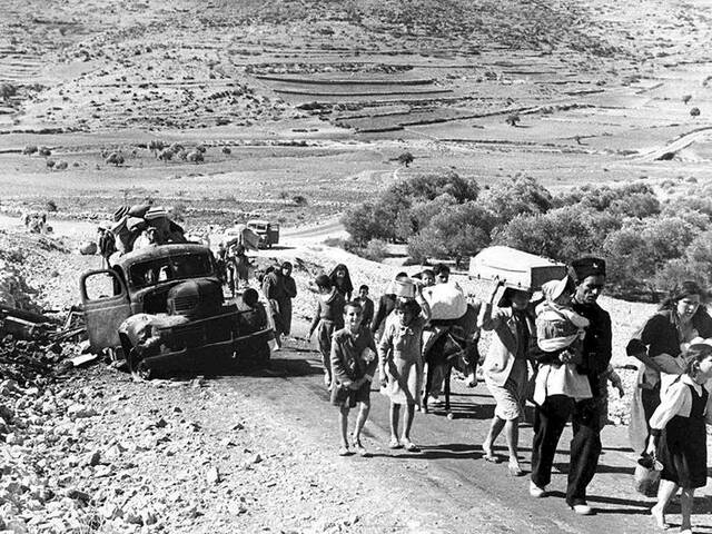 1948年11月9日，耶路撒冷，难民背着他们的财物离开家园。