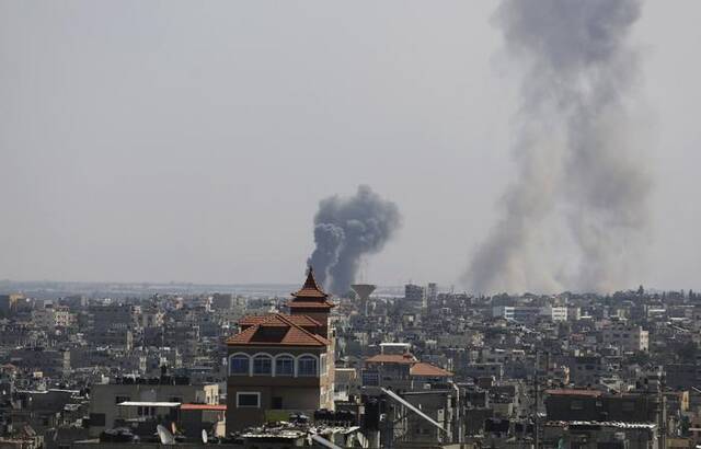 ▲10月7日，在加沙地带南部城市拉法，以色列军队空袭造成滚滚浓烟。图/新华社