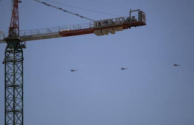 ▲10月7日，军事直升机在耶路撒冷上空执勤。哈马斯当天发表声明，宣布对以色列采取新一轮军事行动。图/新华社