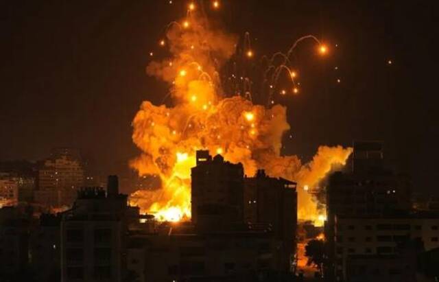 以色列空袭期间，一枚导弹在加沙地带爆炸。图源：AFP