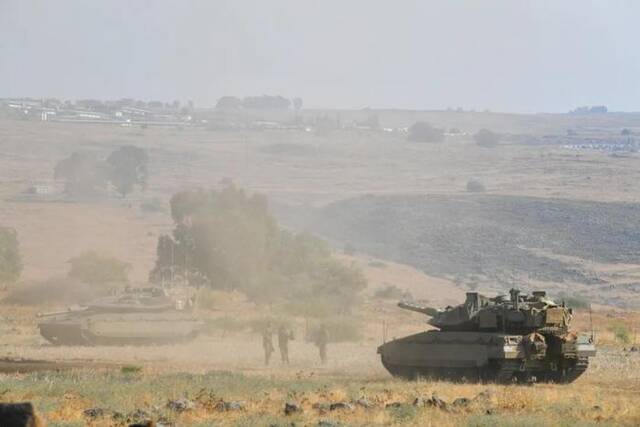 ▲10月8日，在以色列北部靠近黎巴嫩边境区域的以色列坦克。图/新华社