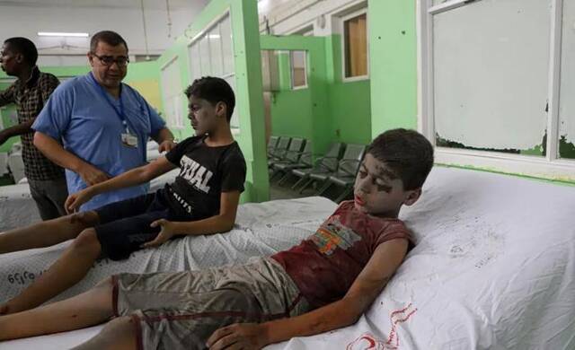 ▲10月9日，以色列空袭中受伤的儿童在加沙城的一家医院接受治疗。图/新华社