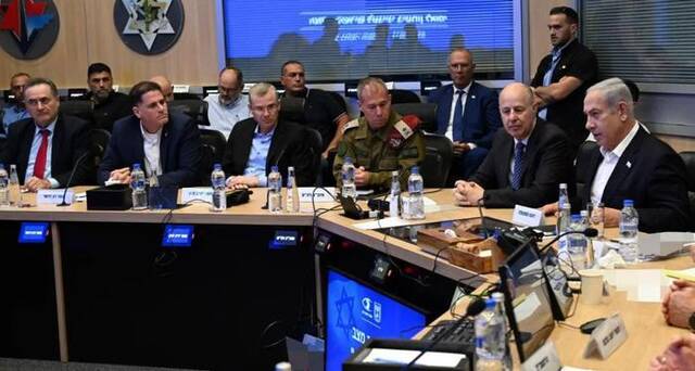▲10月7日，以色列总理内塔尼亚胡（右一）出席在特拉维夫举行的安全内阁会议。图/新华社
