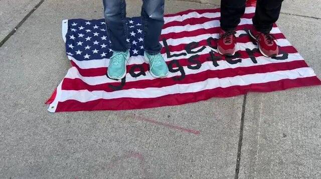 美媒：在美国，抗议者将美国国旗踩在脚下，谴责美国是“合法黑帮”