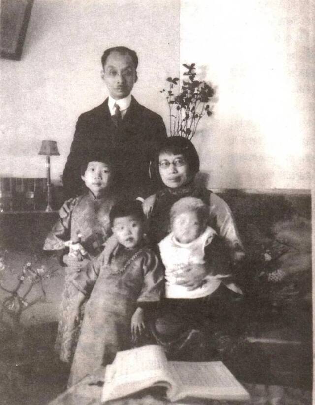 任鸿隽、陈衡哲与其子女合影，1929年摄于北京寓所。图/《任鸿隽、陈衡哲家书》