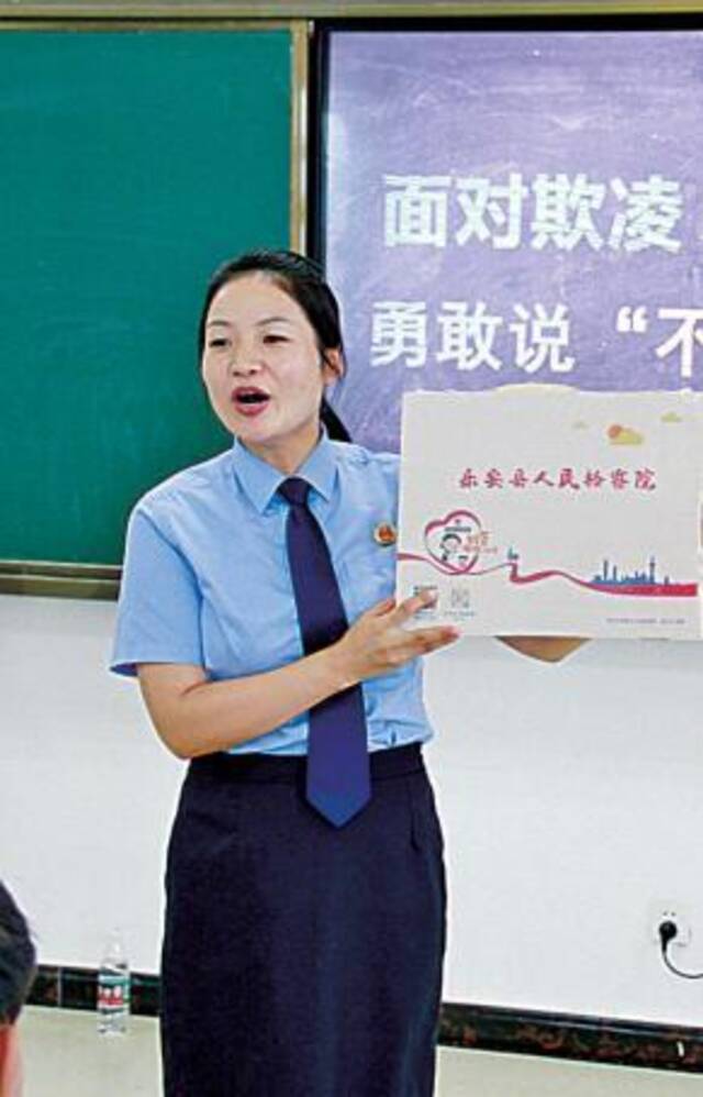 江西乐安县检察院“刘莹姐姐工作室”成员开展以防“校园欺凌”为主题的好人宣讲进校园活动。陈嘉仟摄/光明图片