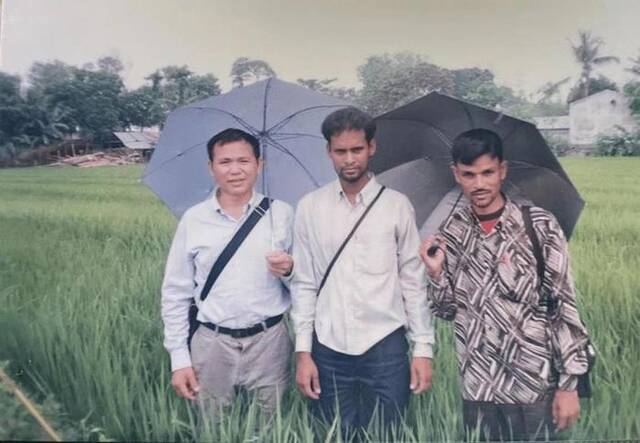 杨代军（左一）在孟加拉国的工作照片。新华网发（受访者供图）