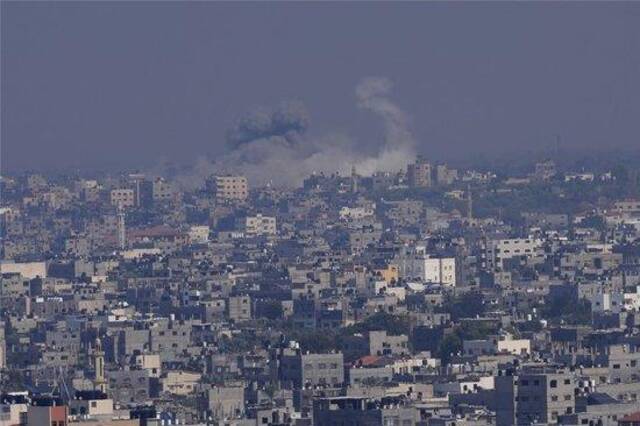 △当地时间10月11日，加沙城在遭到以色列空袭后浓烟滚滚