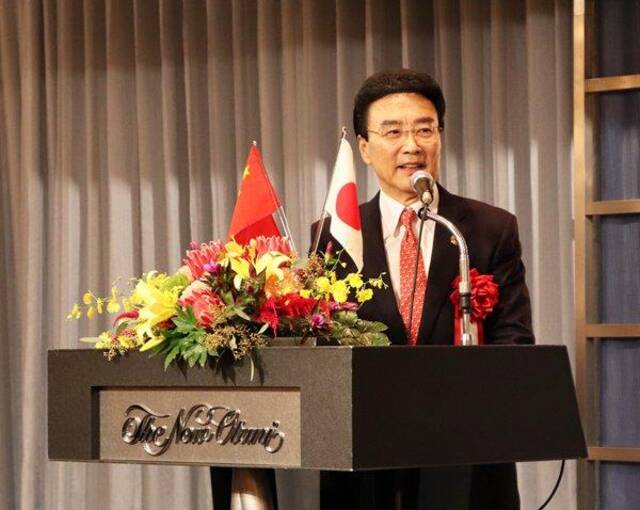 图为在日中国企业协会会长王家驯致辞。