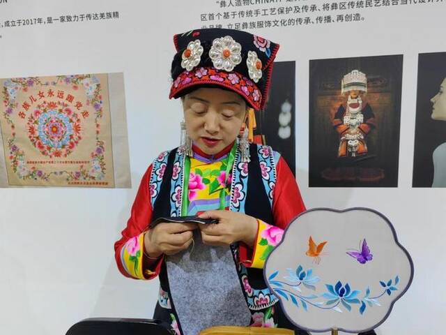 陈云珍在成都国际非遗节现场展示羌绣技艺。新华社记者董小红摄