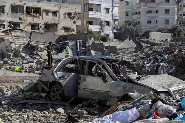 这是10月12日在加沙城拍摄的一辆被以色列军队空袭炸毁的汽车。新华社发（里泽克·阿卜杜勒贾瓦德摄）