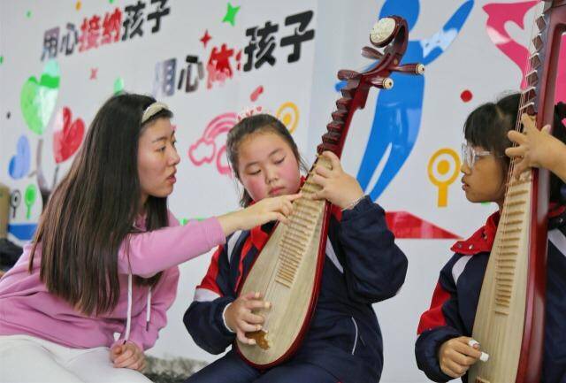 10月13日，江苏省海安市墩头镇小学教育集团吉庆校区，老师在指导器乐社团学生练习乐器。通讯员周强摄