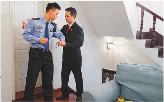 承办检察官与办案民警模拟犯罪嫌疑人肢体冲撞时的情形。