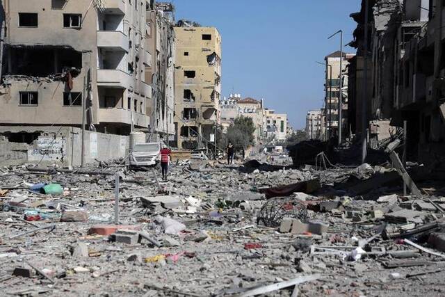 这是10月13日在加沙城拍摄的遭以色列空袭损毁的建筑。新华社发（里泽克·阿卜杜勒贾瓦德摄）
