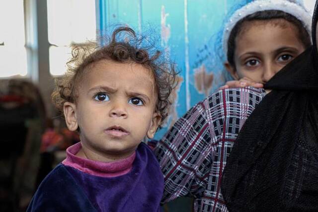 这是10月15日在加沙地带南部城市汗尤尼斯的一所学校拍摄的流离失所的儿童。新华社发（里泽克·阿卜杜勒贾瓦德摄）