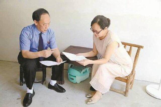 通山县检察院相关负责人走访王芳(右),征求其对检察工作的意见建议。