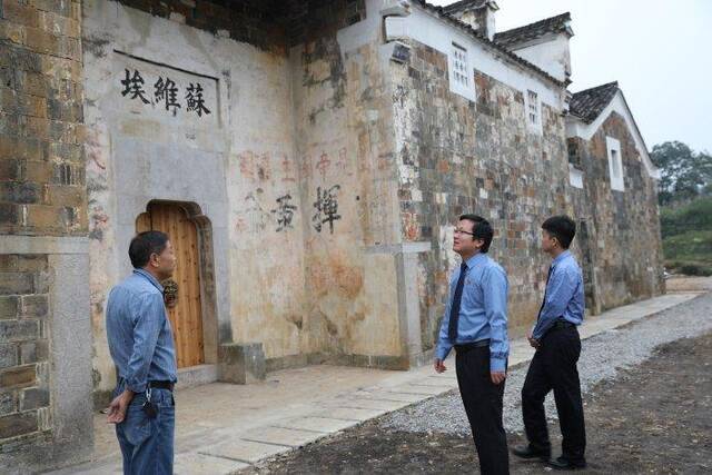 10月12日,检察官对工农兵苏维埃旧址修复情况进行回访。