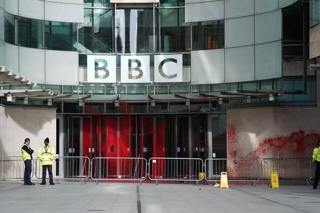 BBC总部大楼被喷涂红色油漆，伦敦警方设置路障图自英媒