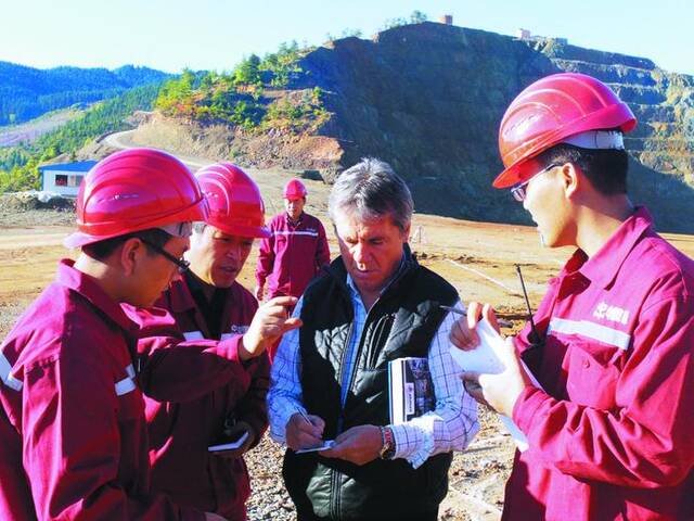 中煤建设集团南非项目部中外双方技术人员在现场交流