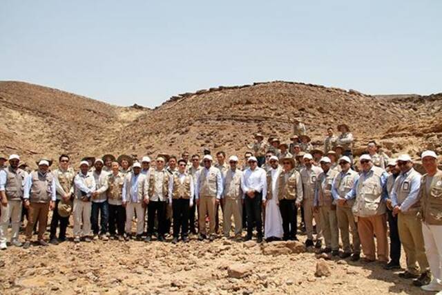 沙特阿拉伯地盾精细地质填图项目中沙双方代表赴野外考察