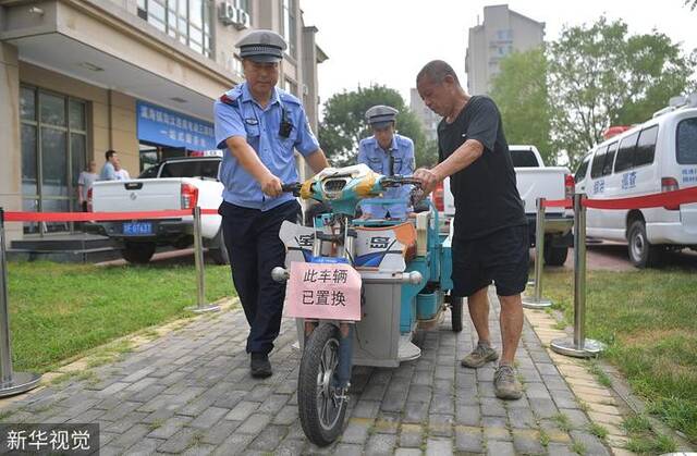 近日，北京大兴区瀛海镇淘汰违规电动三四轮车一站式服务处，一名市民在置换违规电动三轮车。视觉中国图