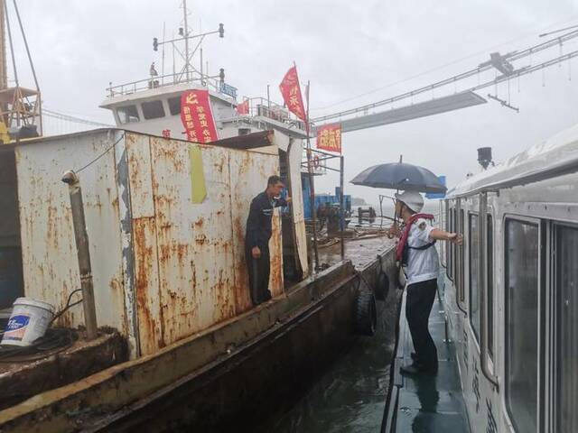 10月19日，钦州海事局工作人员在钦州港区开展防台宣传（蒋瑞卿摄）
