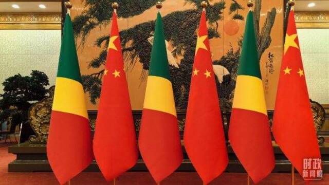 △会见现场的中国、刚果（布）两国国旗。（总台央视记者陆泓宇拍摄）