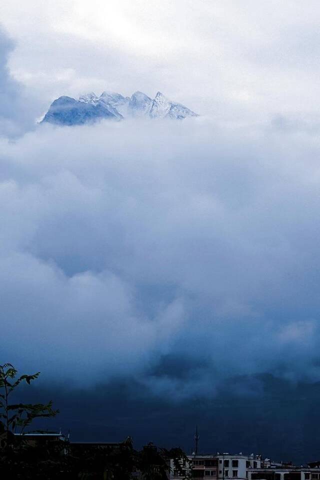 从四川阿坝藏族羌族自治州茂县一侧远眺，横在德阳与阿坝州之间的龙门山脉高耸入云。新华社记者谢佼摄