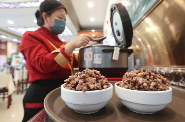 惠丰饺子楼在重阳节推出多种杂粮混合而成的杂粮饭。受访者供图