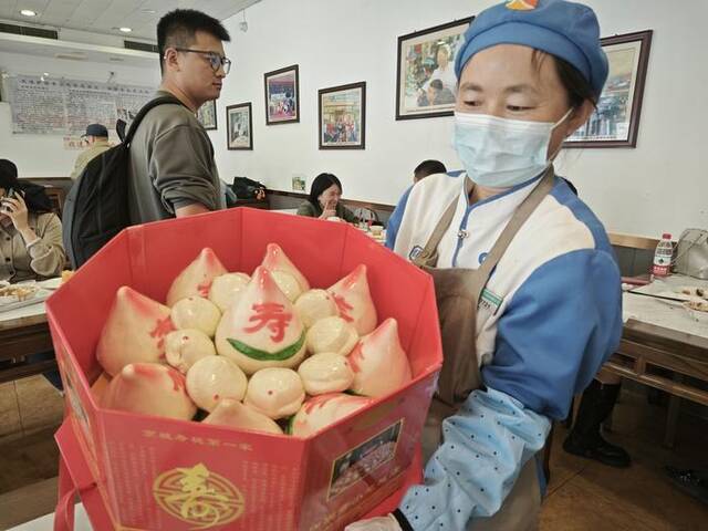 护国寺小吃总店的寿桃礼盒成为重阳节热销的民俗食品。受访者供图