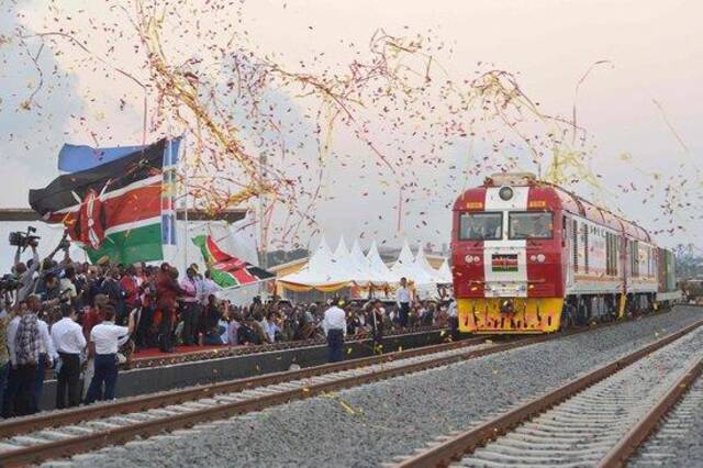 △当地时间2017年5月30日，肯尼亚蒙巴萨，时任肯尼亚总统肯雅塔为一列离开集装箱码头前往内罗毕的货运列车剪彩。