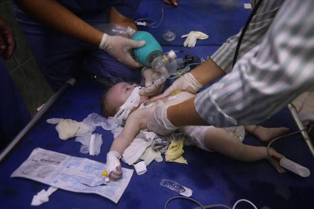 10月13日，在加沙地带南部城市拉法，一名幼儿在医院接受治疗。新华社发（哈立德·奥马尔摄）