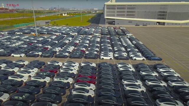 上千辆新款特斯拉 Model 3 现身上海码头，预计将出口到欧洲等市场